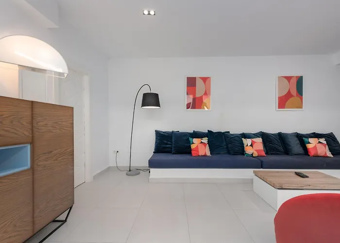 Casco Antiguo 2339 * 埃斯特波纳